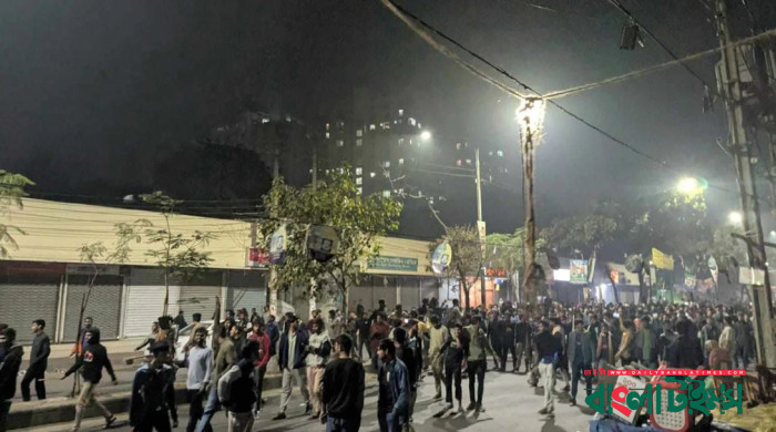 নীলক্ষেত শিক্ষার্থীদের সংঘর্ষ : পুলিশের টিয়ারশেল নিক্ষেপ, ৪ প্লাটুন বিজিবি মোতায়েন